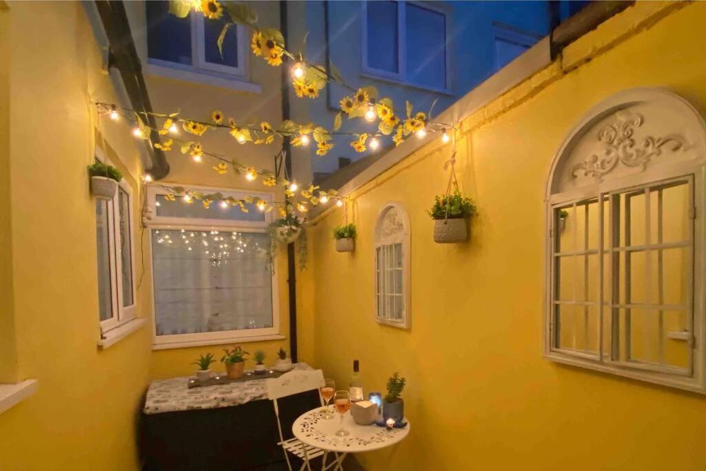 Lilly'S Cottage, Filey, Sleeps 8 ภายนอก รูปภาพ