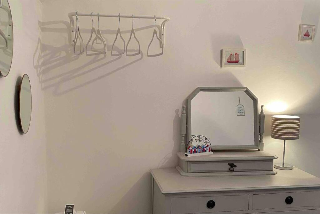 Lilly'S Cottage, Filey, Sleeps 8 ภายนอก รูปภาพ